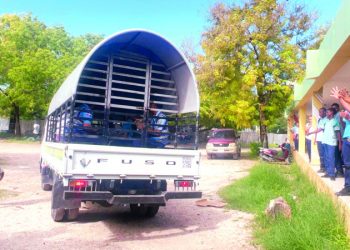 Estudiantes del Liceo Dr. Federico Henríquez y Carvajal se enfrentan a pedradas