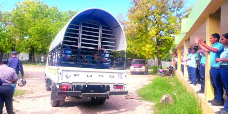 Estudiantes del Liceo Dr. Federico Henríquez y Carvajal se enfrentan a pedradas