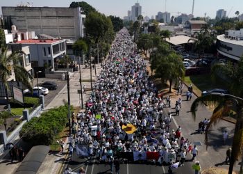 Miles de personas salen a las calles en Ciudad de México contra la violencia