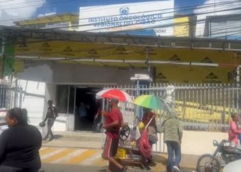 Comunitarios y familiares exigen justicia durante protesta frente al Hospital Oncológico de Santiago