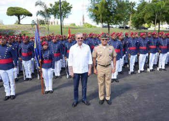 Abinader encabeza actos en Ministerio de Defensa, feria de préstamos y cena navideña