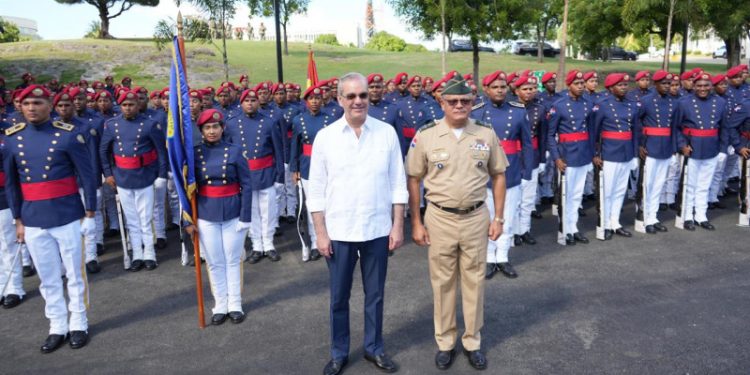 Abinader encabeza actos en Ministerio de Defensa, feria de préstamos y cena navideña