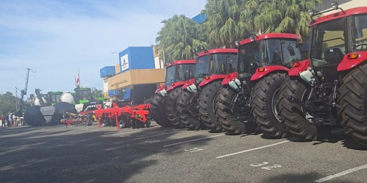 Abinader entrega maquinarias a Agricultura para reducir mano de obra extranjera
