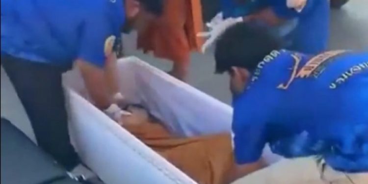 Mujer da señales de vida en el ataúd antes de ser incinerada en Tailandia