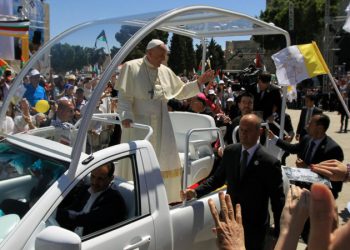 El Papamóvil listo como clínica para la tierra de Gaza