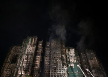 Investigan corrupción y negligencia en incendio en Hong Kong que dejó al menos 128 muertos
