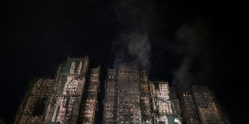 Investigan corrupción y negligencia en incendio en Hong Kong que dejó al menos 128 muertos