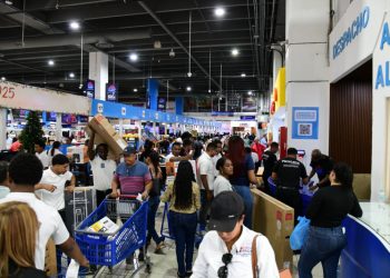 Consumidores buscan las ofertas del Viernes Negro