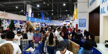 Consumidores buscan las ofertas del Viernes Negro