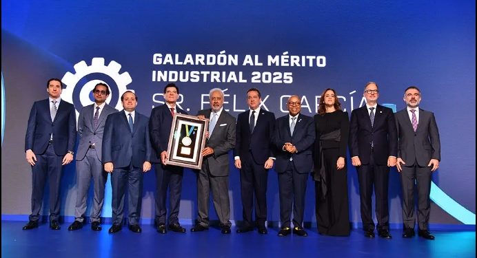 El empresario y presidente del Grupo Linda Félix García, recibe el galardón Mérito Industrial