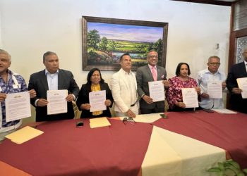 Gremios del periodismo y la comunicación de Santiago y Fundación Mundo Verde de Óptica Almanzar firman alianza para promover salud visual y educación ambiental