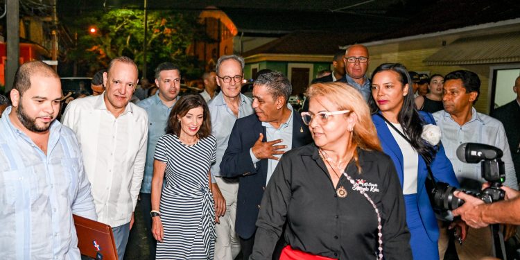 Alcaldía de Santiago recibe a la gobernadora de Nueva York, Kathy Hochul, en visita oficial