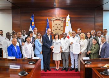 Ayuntamiento de Santiago entrega llave de la ciudad a gobernadora Kathy Hochul y declara “Hijo Distinguido” a Adriano Espaillat