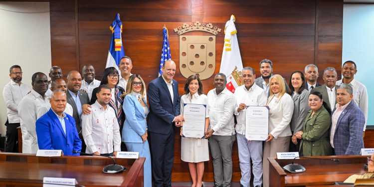 Ayuntamiento de Santiago entrega llave de la ciudad a gobernadora Kathy Hochul y declara “Hijo Distinguido” a Adriano Espaillat