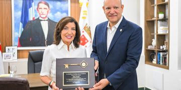 Ayuntamiento de Santiago entrega llave de la ciudad a gobernadora Kathy Hochul y declara “Hijo Distinguido” a Adriano Espaillat