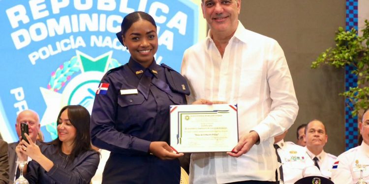 Presidente Abinader juramenta 2,421 nuevos agentes, con ello suman 6,500 policías formados en el marco de la Reforma Policial