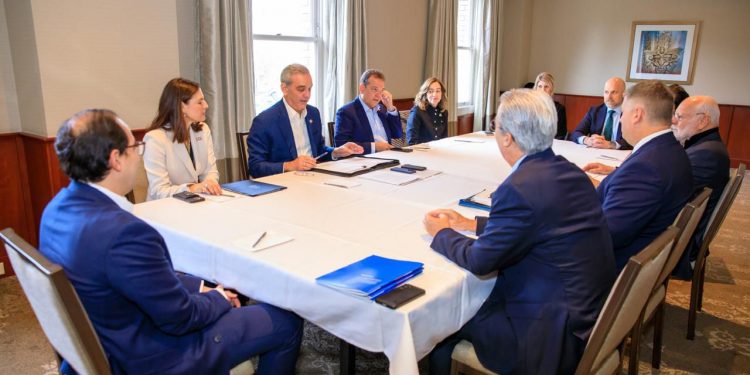 Presidente Abinader inicia agenda en San José con reunión bilateral junto al CEO de Mysilicon Compass Ian Steff