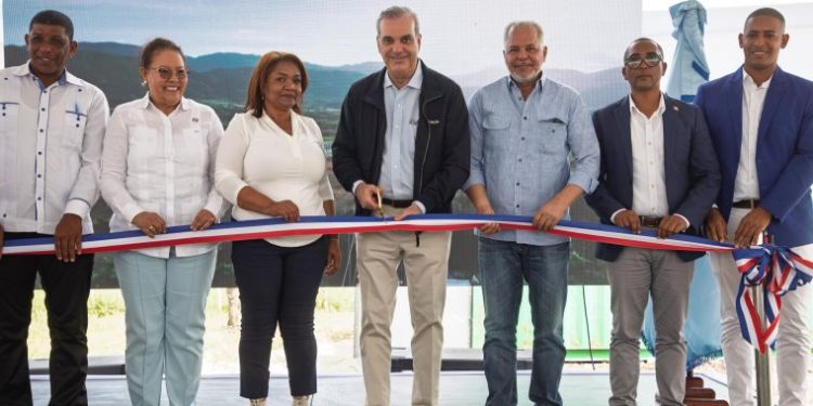 Presidente Abinader inaugura carreteras en el «Sur Profundo»