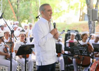 Abinader comparte villancicos navideños con vecinos de la Casa Presidencial en Santiago