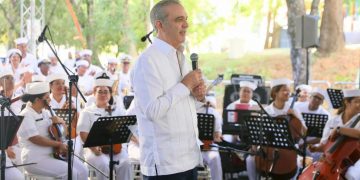 Abinader comparte villancicos navideños con vecinos de la Casa Presidencial en Santiago