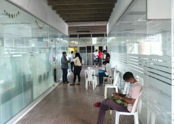 Instituciones públicas laboran con personal reducido este viernes