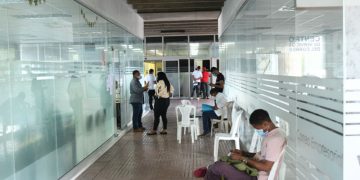 Instituciones públicas laboran con personal reducido este viernes