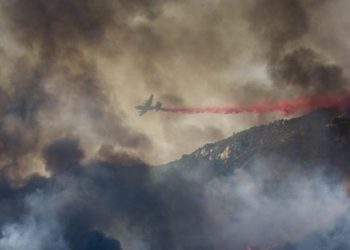 Evacúan a 169 pasajeros tras incendio cerca del avión en aeropuerto de Brasil