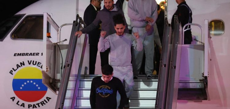 Venezuela autoriza a EEUU reanudación de vuelos de deportación