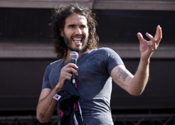 La Policía británica acusa al humorista Russell Brand de dos nuevos delitos sexuales