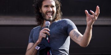 La Policía británica acusa al humorista Russell Brand de dos nuevos delitos sexuales