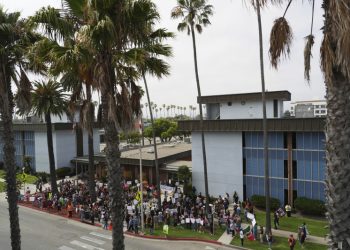 Agentes de USCI impiden acto de naturalización de inmigrantes originarios de Haití y otros países