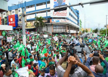Miles marchan junto a la Fuerza del Pueblo por reclamos sociales