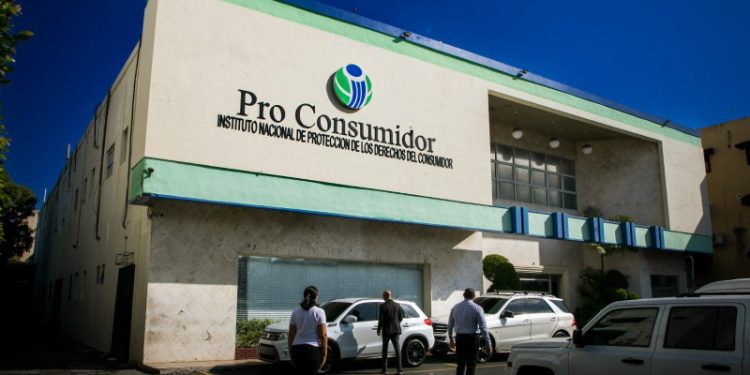 Pro Consumidor advierte a comercios “solo se debe aceptar una tarjeta del bono navideño por persona”