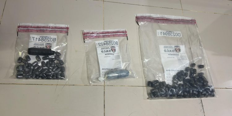 Arrestan en el AILA a mujer que iba a Francia con 138 bolsitas de cocaína