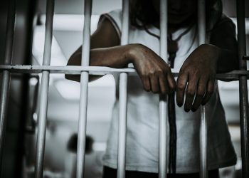 Disponen traslado de menores detenidas en cuartel de Santiago