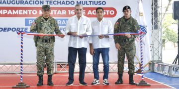 Presidente Abinader y ministro Cruz inauguran techado en campamento militar