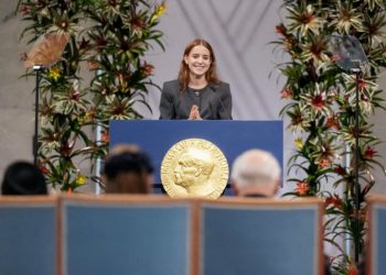 Hija de la opositora venezolana Corina Machado recibe el Nobel de la Paz en su ausencia