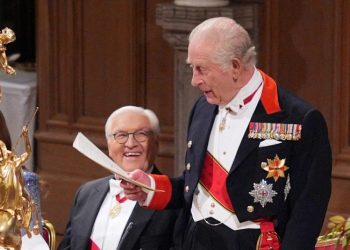 Carlos III anuncia reducirán terapia contra el cáncer