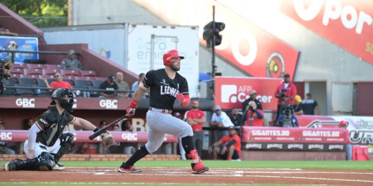 Leones vienen de atrás para vencer a Gigantes y afianzarse en cuarto lugar
