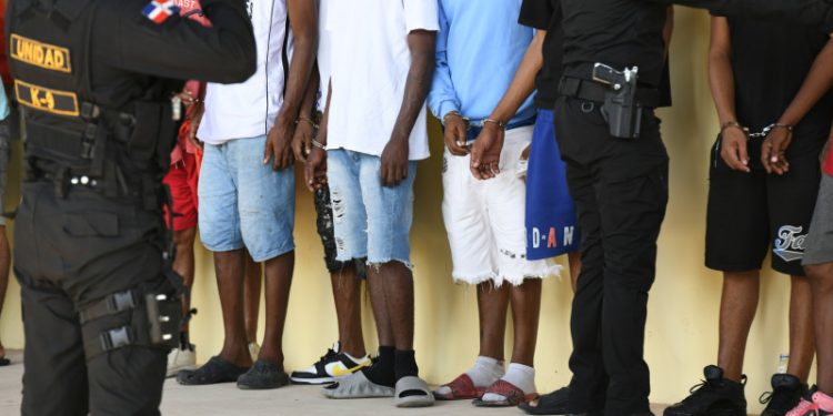 Roberto Santana informa que reclusos reconstruirán barrios de forma gratuita