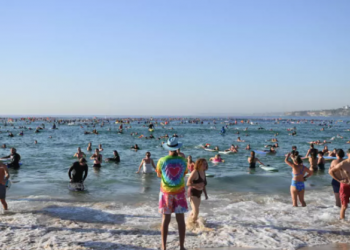 Tras ataque terrorista, Gobierno australiano reabre playa de Bondi y rinde homenaje a las victimas