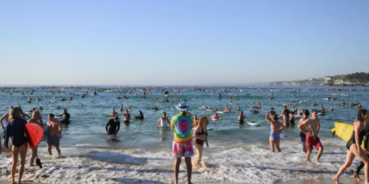 Tras ataque terrorista, Gobierno australiano reabre playa de Bondi y rinde homenaje a las victimas