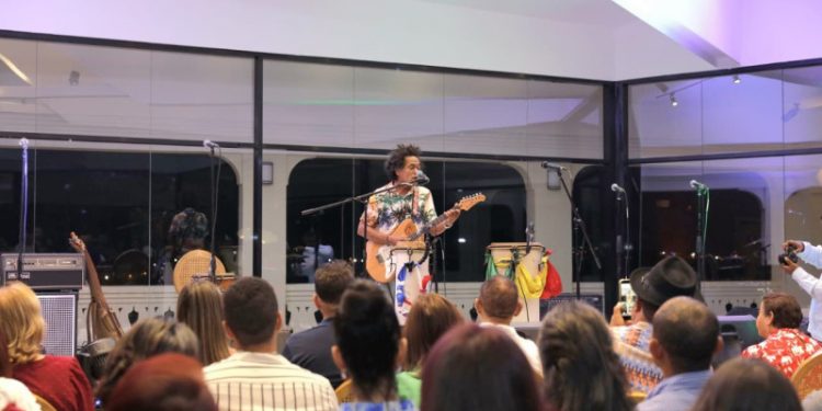 José Duluc: el guardia del arsenal musical de Luis Días en el nuevo refugio cultural de Santiago