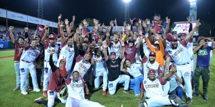 Gigantes eliminan Licey y avanzan al Round Robin con batazo heroico de Marco Hernández