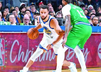 Stephen Curry anota 23 y los Warriors derrotan a los Mavericks