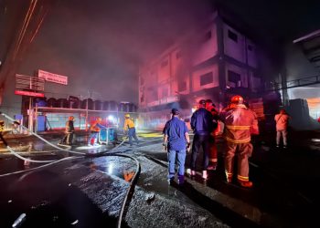 Más de 150 bomberos enfrentan incendio en ferretería: “Es un caos”