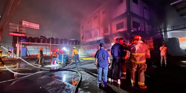 Más de 150 bomberos enfrentan incendio en ferretería: “Es un caos”