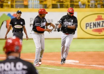 Leones del Escogido inician el Round Robin con paliza sobre Águilas