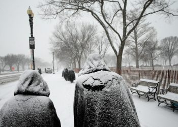 Gran parte de EEUU despide 2025 en medio de una potente tormenta de nieve y lluvia helada