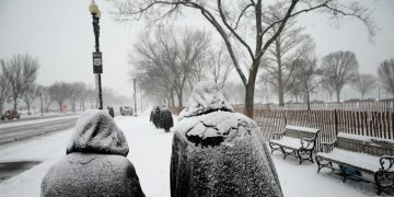 Gran parte de EEUU despide 2025 en medio de una potente tormenta de nieve y lluvia helada
